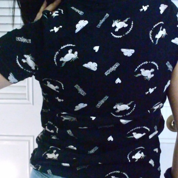 PULL AND BEAR NWOT Black tee with pattern - Picture 3 of 4